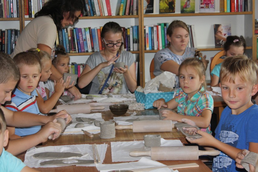 Sposób na wakacyjną nudę w Gminnych Bibliotekach Publicznych w Starej Wsi [ZDJĘCIA]