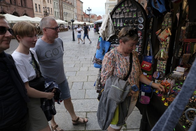 Chwila nieuwagi na spacerze po starówce wystarczyły, by złodziej ukradł torbę, a z niej karty płatnicze,