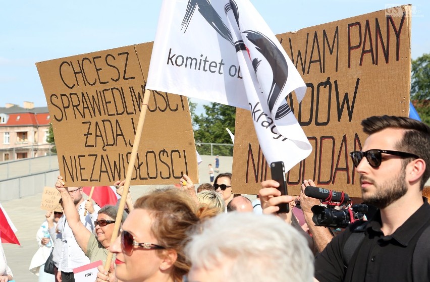 Manifestacja KOD-u w Szczecinie. "Obronimy polskie sądy" [WIDEO, ZDJĘCIA]