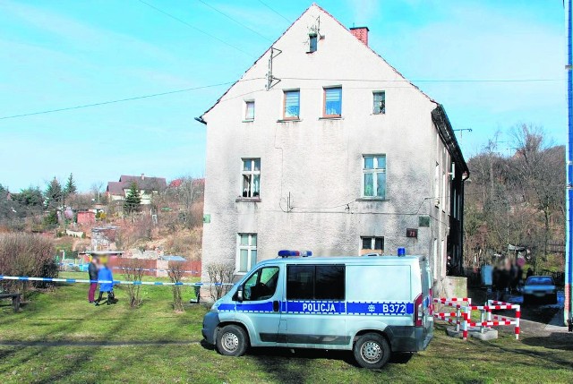 Po porodzie Daria P. wyniosła zwłoki noworodka w wiadrze i wyrzuciła wraz z pępowiną i łożyskiem w krzaki. Tam zostały odkryte przez mężczyznę spacerującego z psem