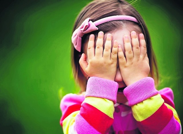 Rodzice przedszkolaków zauważyli, że dzieci zaczęły bać się ciemności albo klamerkami zamykają sobie usta