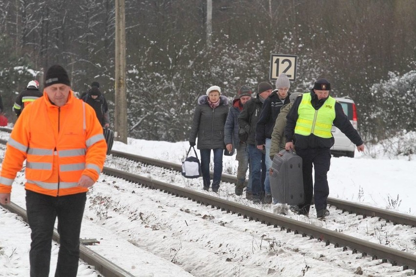 Tragiczny wypadek na przejeździe kolejowym w gminie Sobków. Nie żyją dwie osoby