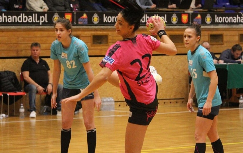 Wysoka wygrana piłkarek ręcznych Korony Handball Kielce. Bramkarka Kościerzyny trzy razy znokautowana [ZDJĘCIA, VIDEO]