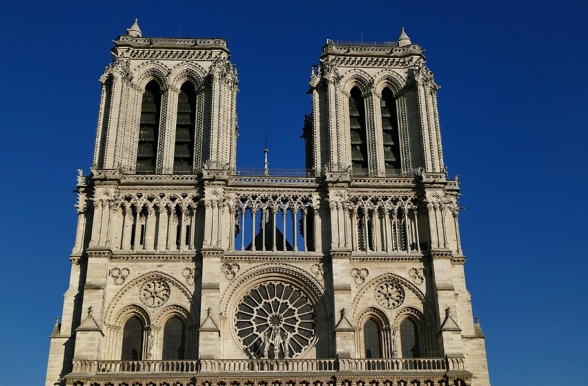 W czasie rewolucji francuskiej katedra Notre-Dame poniosła...