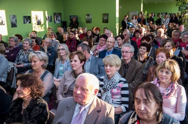 Liczna grupa mieszkańców powiatu jędrzejwoskiego przybyła na otwarcie wystawy Łukasza Bełdowskiego i Mariusza Łężniaka.