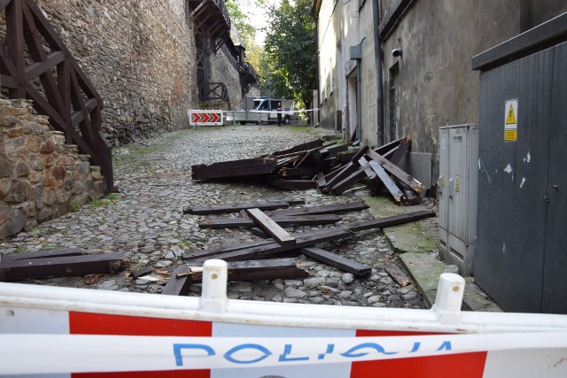 W tragicznym wypadku na miejskich murach w Paczkowie 2 września zginęła jedna osoba. Dwie zostały ciężko ranne.