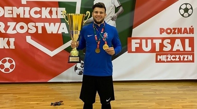 Adrian Wróblewski z pucharem i złotym medalem za zwycięstwo w Akademickich Mistrzostwach Polski w Futsalu