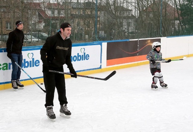 Neil Walsky prowadzi lekcje hokeja na lodzie na lodowisku przy ul. Botanicznej 35 na Prawobrzeżu