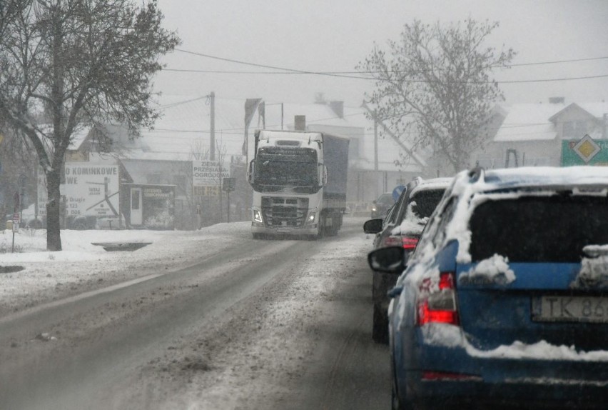 Atak zimy pod Kielcami. Białe drogi, zasypane chodniki. Zobacz zdjęcia