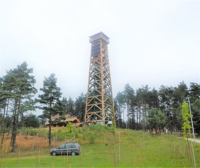 Uczestnicy wycieczki na Kaszuby wejdą m.in. na tę wieżę widokową na wzgórzu nad wsią Przytarnia (koło Wiela), skąd roztacza się widok na jezioro Wdzydze - Kaszubskie Morze