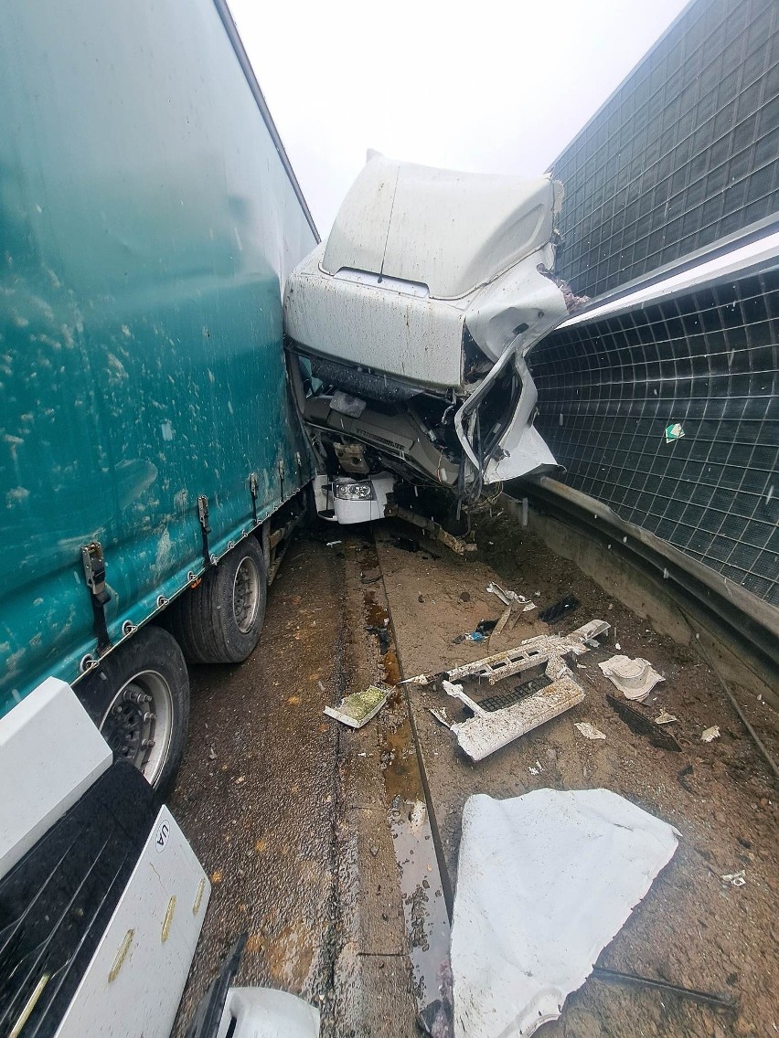 Rozbita ciężarówka na autostradzie A4 między Węzłami Jarosław Wschód i Przemyśl [ZDJĘCIA]