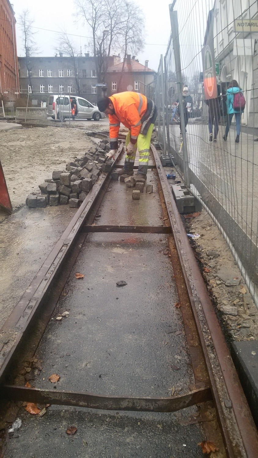 Montaż zabytkowych torów tramwajowych na ulicy Górnych Wałów...