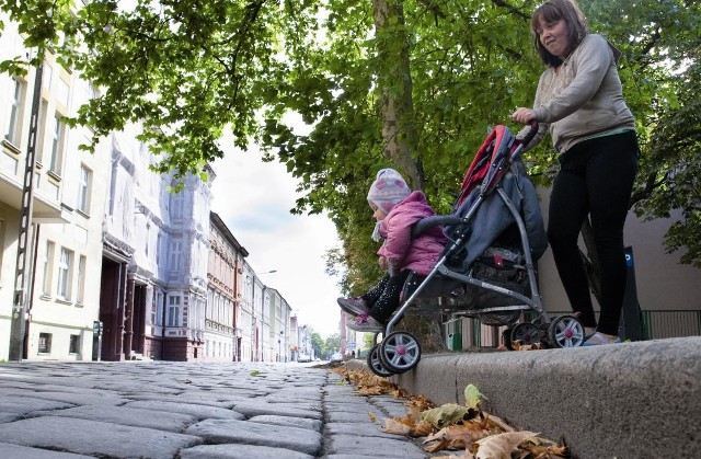 Wysokie krawężniki utrudniają poruszanie się z dzieckiem w wózku. 