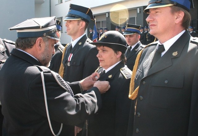 Aspirant Mirosława Tomczyk z Komendy Miejskiej Państwowej Straży Pożarnej w Radomiu została wczoraj odznaczona brązową "Odznaką za zasługi dla pożarnictwa&#8221;. Odznaczył ją druh Antoni Tarczyński.