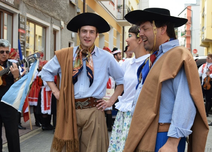 Gorlice. Festiwal Świat pod Kyczerą. Przez miejski deptak przeszedł barwny korowód artystów z różnych stron świata