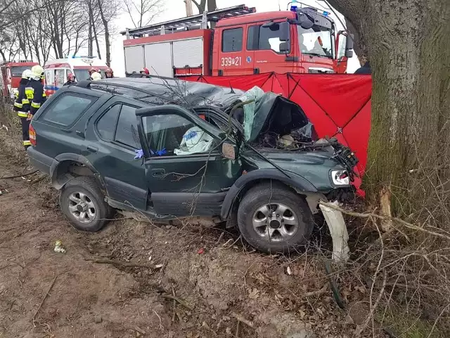 W środę w Plewiskach samochód osobowy wypadł z drogi i uderzył w przydrożne drzewo. Niestety, kierowca poniósł śmierć na miejscu. Przejdź do kolejnego zdjęcia --->