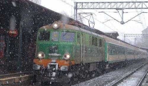 Śnieżyce spowodowały opóźnienia pociągów jadących z Polski do Szczecina. Największe opóźnienie ma skład zdążający z Warszawy Wschodniej.