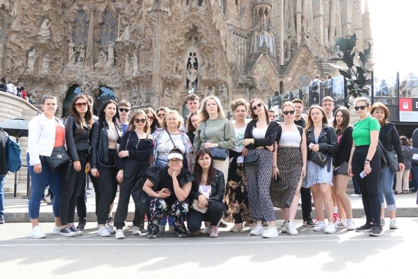 Przed kościołem Pokutnym Świętej Rodziny Sagrada Família w...