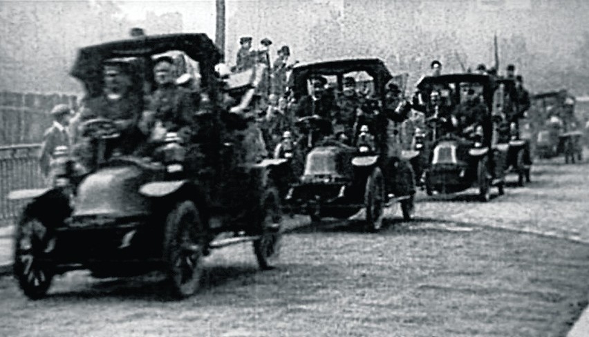 "Taxis de la Marne" wypełnione żołnierzami Armii Paryża....