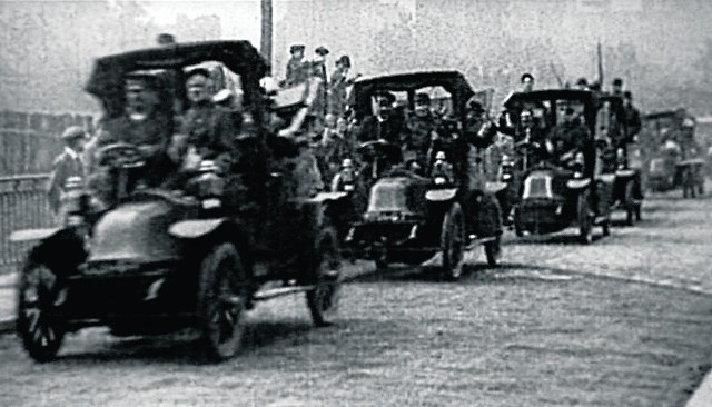"Taxis de la Marne" wypełnione żołnierzami Armii Paryża. Wszystkie widoczne na fotografii auta to Renaulty AG 8 CV model 1905