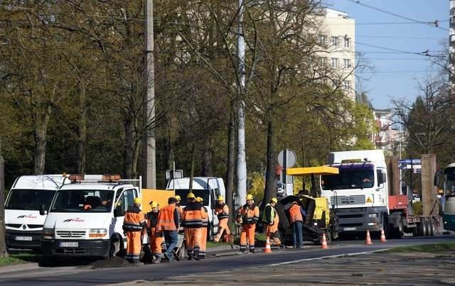 Na razie drogowcy łatają dziury w alei św. Jana Pawła II. Remont z prawdziwego zdarzenia na tej kluczowej w mieście trasie coraz bliżej 