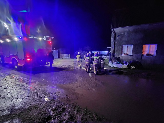 Strażacy interweniowali przy zalanych posesjach i piwnicach.