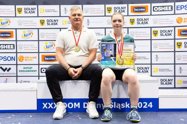 Trener Jerzy Dołhan i podwójna złota medalistka OOM w badmintonie Aleksandra Wilczyńska