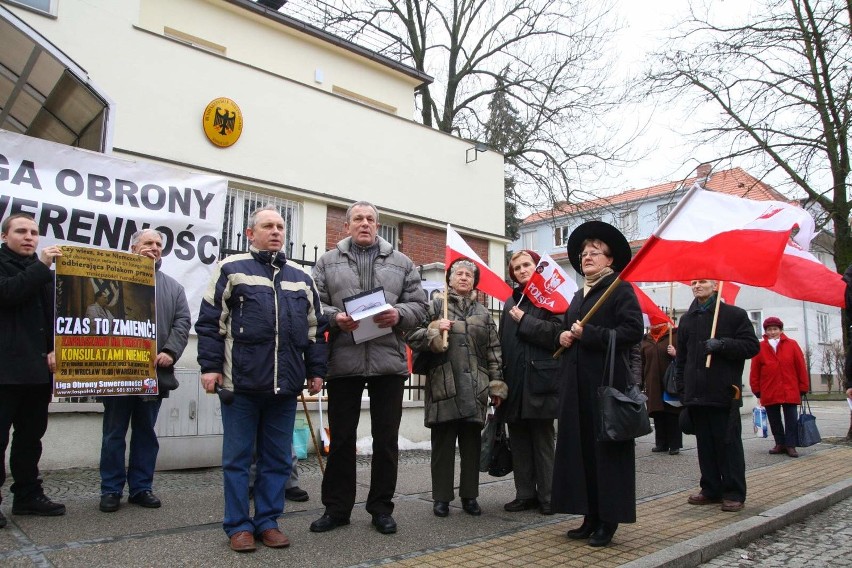 Opole: Manifestacja przed Konsulatem Niemiec. Działacze Ligi...