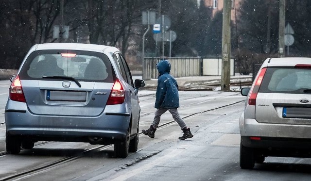 Na ulicy Nakielskiej natężenie ruchu jest duże. Choć obowiązuje tu ograniczenie prędkości do 40 km/h, nie wszyscy kierowcy stosują się do tego. Piesi na przejściach bez sygnalizacji świetlnej nie mają więc łatwego zadania, by dostać się na drugą stronę  ulicy.