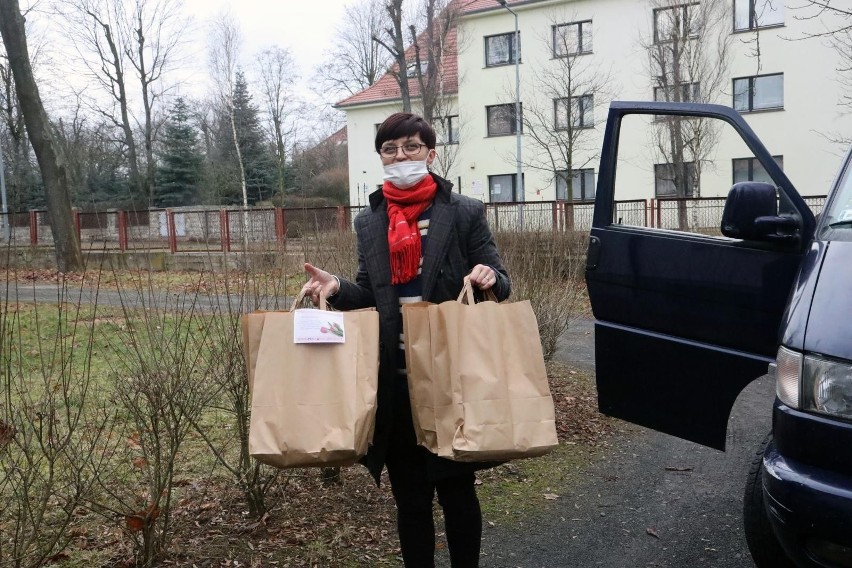 Mimo ograniczonych dochodów, seniorzy w pandemii pomagali i...