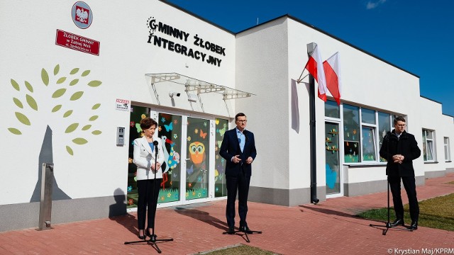 Premier Mateusz Morawiecki i minister Marlena Maląg odwiedzili gminny żłobek w Żabiej Woli.