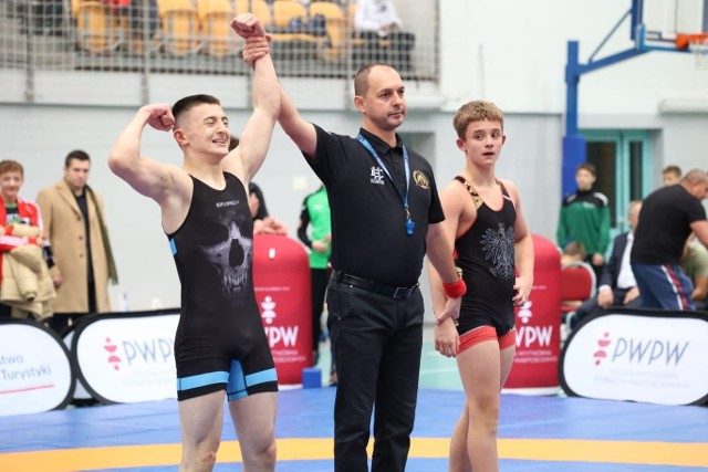 W finałowej walce Arsen Vazaryan z Grudziądza pokonał Macieja Słowiańskiego i zdobył złoty medal XII Mistrzostw Polski Młodzików w zapasach wolnych, w kategorii do 68 kilogramów