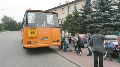 Uczniowie ze szkoły w Raciechowicach jeżdżą autobusem szkolnym obwieszonym plakatami wyborczymi Fot. Barbara Ciryt