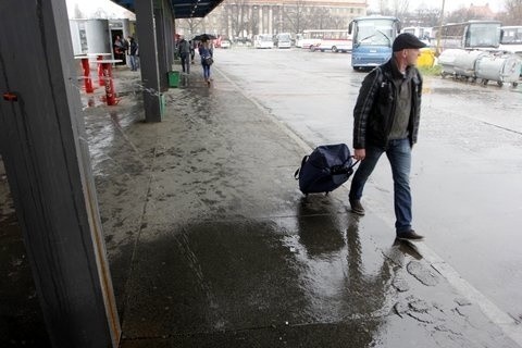 Wrocławski dworzec PKS dziurawy jak sito. Woda leje się strumieniami na perony (ZDJĘCIA, FILM)