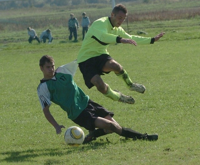 Piłkarze Nowego Glinika (seledynowe koszulki) ulegli Warzycom aż 4-1.