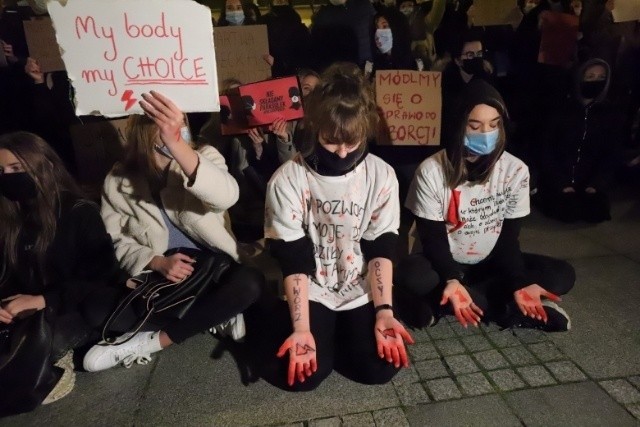 Kolejna manifestacja kobiet w sprawie aborcji pod łódzką katedrą. Przyszło kilkaset osób