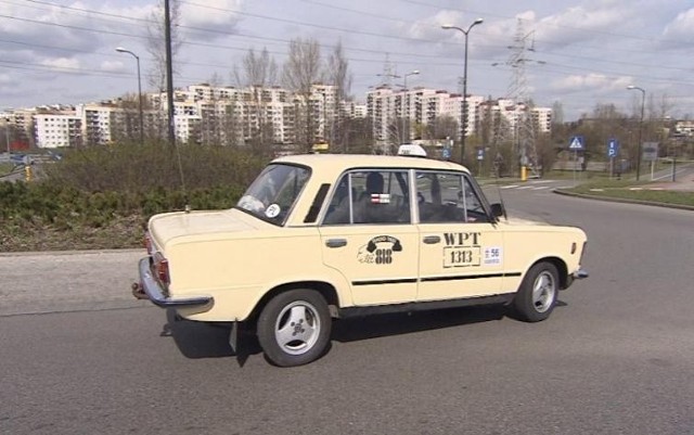 Replika taksówki 1313 z serialu &quot;Zmiennicy&quot; - Polski Fiat 125p na ulicach Sosnowca