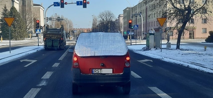 Stalowa Wola. Z matą aluminiową na szybie kierowca opla ruszył w trasę, wzbudzając zainteresowanie (WIDEO, zdjęcia) 