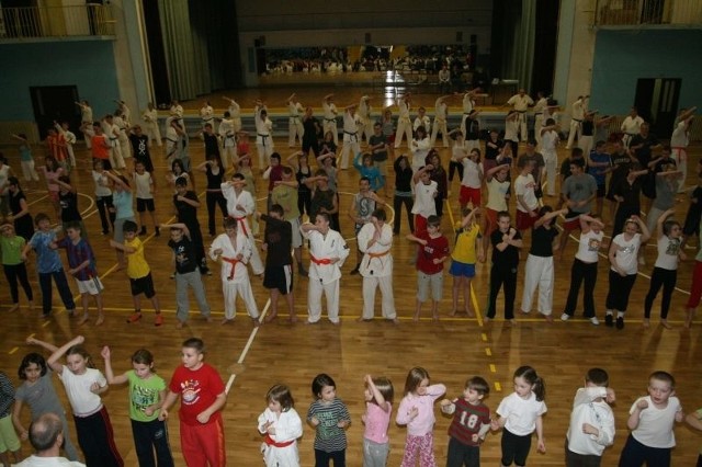W uroczystym zakończeniu akademii karate uczestniczyło kilkaset osób.