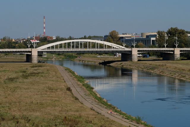 Poznań ma 5 mostów drogowych. Most Świętego Rocha jest jednym z nich. Wielu mieszkańców Poznania uważa, że przydałby się jeszcze jeden most, który usprawniłby podróżowanie samochodem po mieście.