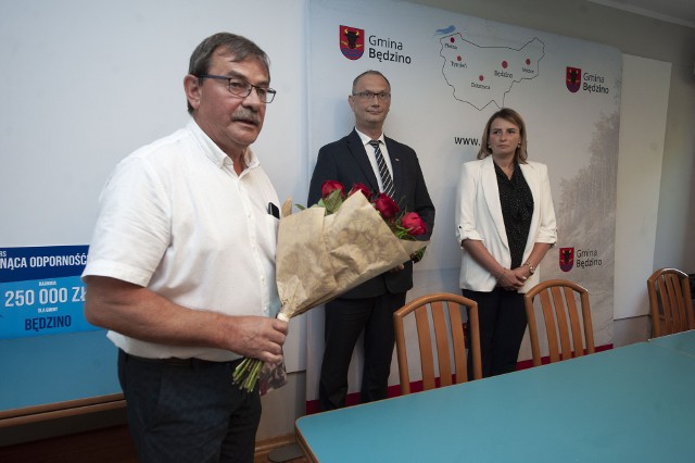 Od lewej Przewodniczący Rady Gminy Andrzej Nożykowski, Wicewojewoda Zachodniopomorski Tomasz Wójcik, Sylwia Halama.