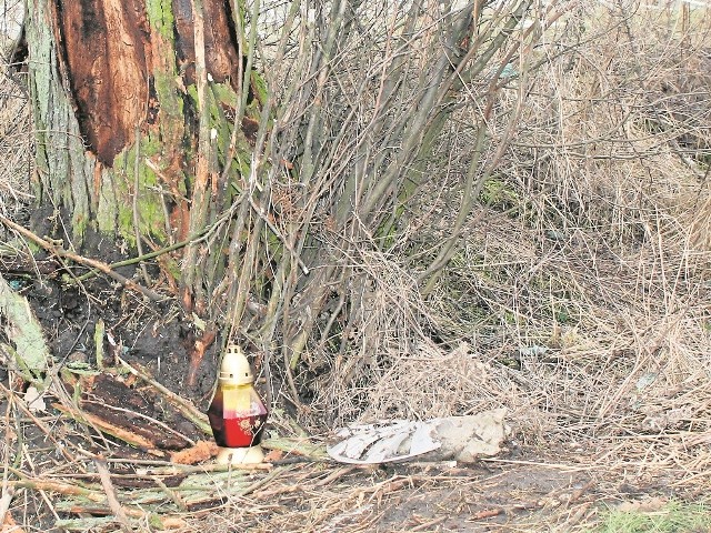 Kilka godzin po wypadku przy drodze w miejscu tragedii zaczęły pojawiać się pierwsze znicze.