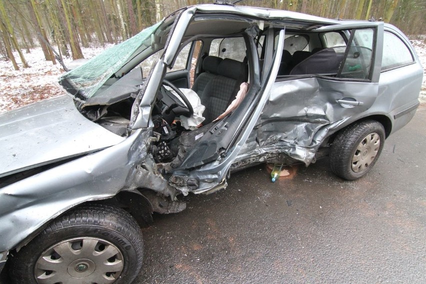 Wypadek na drodze Łozina - Bąków. Nie żyje młoda kobieta, ranne 3 osoby, wśród nich roczne dziecko