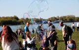 "Dzień Baniek Mydlanych" ze smokiem Edziem w Grudziądzu. Nad Wisłą bawiły się całe rodziny. Zobacz zdjęcia