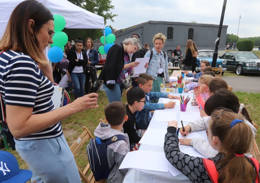 Radosny piknik rodzinny na Borkach w Radomiu. Setki osób, uczniów, rodziców, przybyło nad zalew. Zobacz zdjęcia