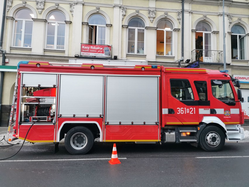 Pożar kamienicy na ul. Mickiewicza w Przemyślu. Zapaliły się śmieci [ZDJĘCIA]