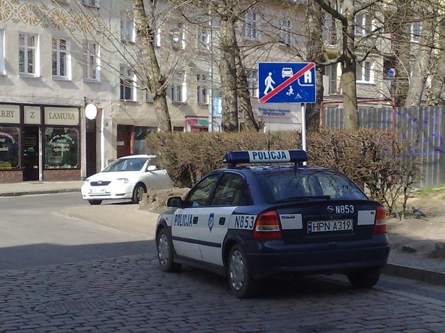 Radiowóz policji stojący u zbiegu ulic Waryńskiego i Piekiełko.