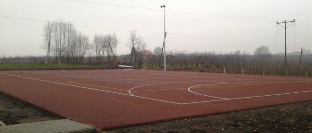 Tak wygląda nowe boisko w Głazowie. Będzie można zagrać na nim w piłkę ręczną, siatkówkę, koszykówkę i badmintona.