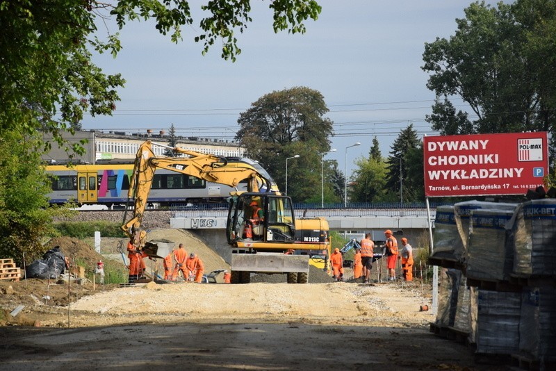 Tarnów. Pod wiaduktem na Warsztatowej wylano asfalt. Kiedy otworzą drogę? [ZDJĘCIA]