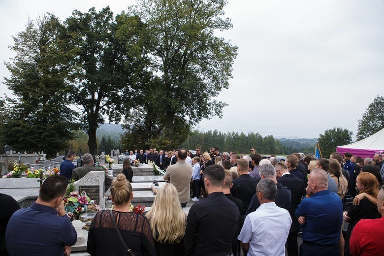 Tłumy pożegnały tragicznie zmarłego piłkarza. Miał 20 lat... [ZDJĘCIA]